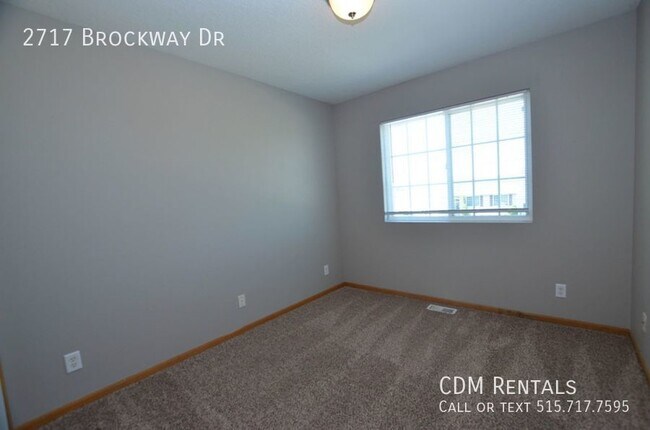 Building Photo - Huge DSM Split Level!