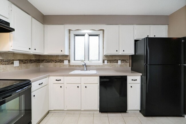 Building Photo - 340 Twykingham Pl