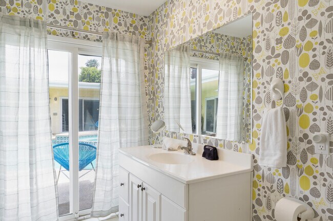 Building Photo - 74533 Peppertree Dr