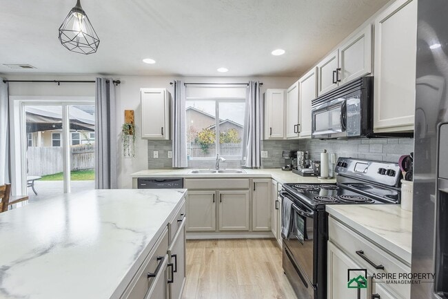 Building Photo - 3 Bed 2.5 Bath Home