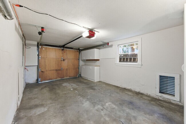 Building Photo - Spacious 2 Bed, 2 Bath Home