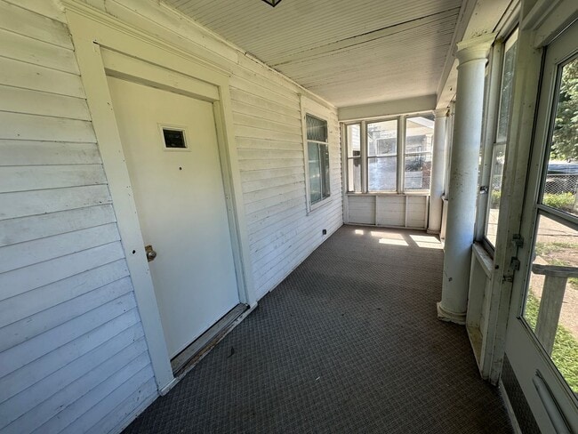 Building Photo - $1250 - 2 Bed 1 Bath Home