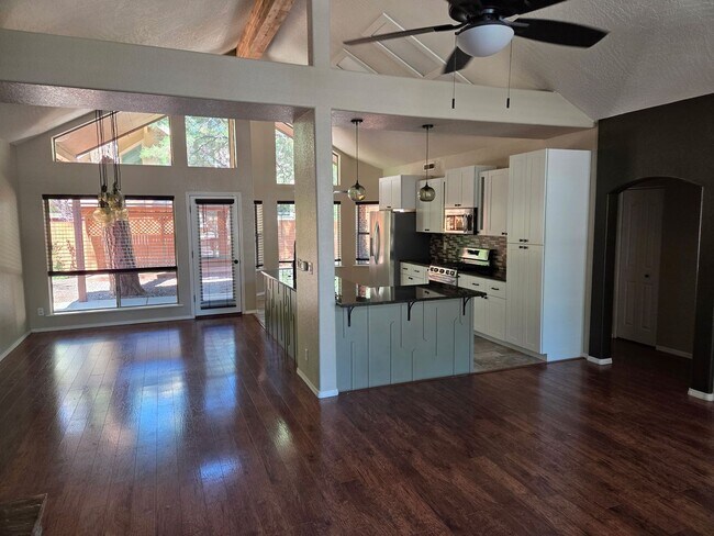 Building Photo - Move-In Ready! Bright & Airy 3-Bedroom Hom...