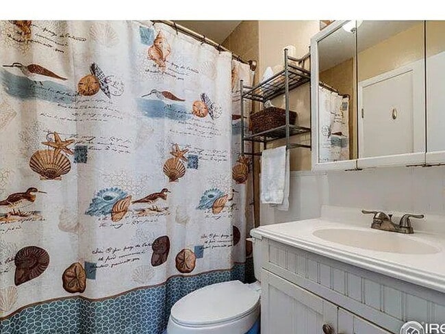 Building Photo - Students Welcome! 4 Bedroom 2 bath split level home - Available in June!