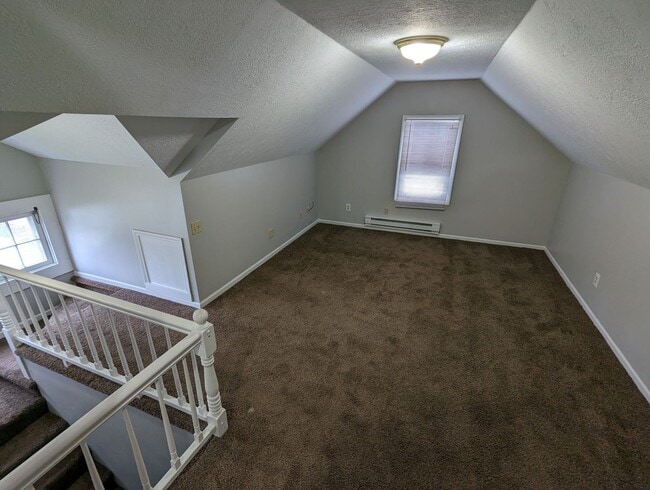 Building Photo - Beautiful 3 bedroom home with covered fron...