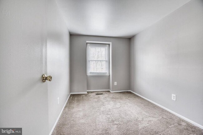 Building Photo - 8 Beyda Ct