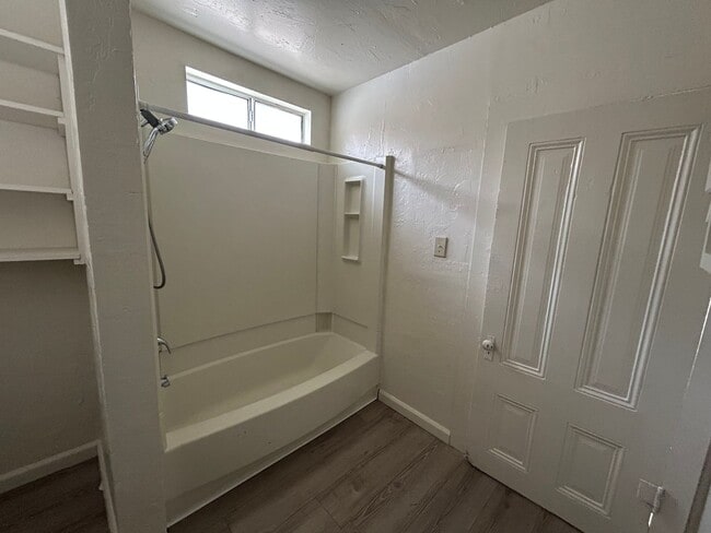 Building Photo - 3 Bedroom 1 Bathroom Single-Story