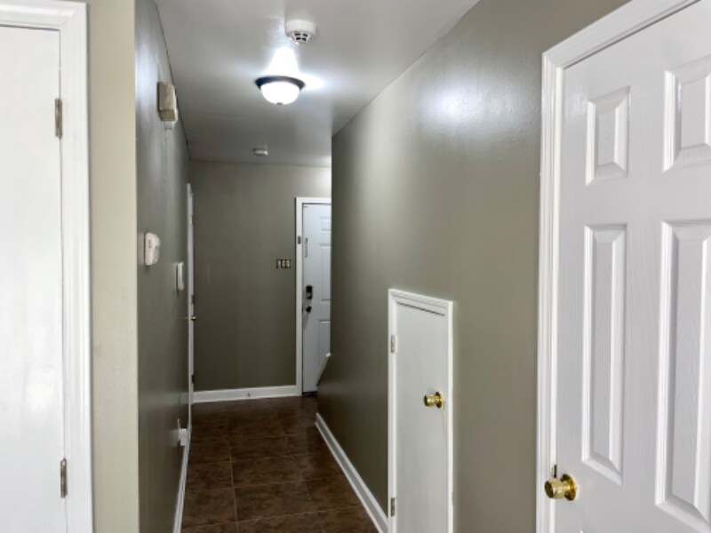 Building Photo - 3561 Kings Dr