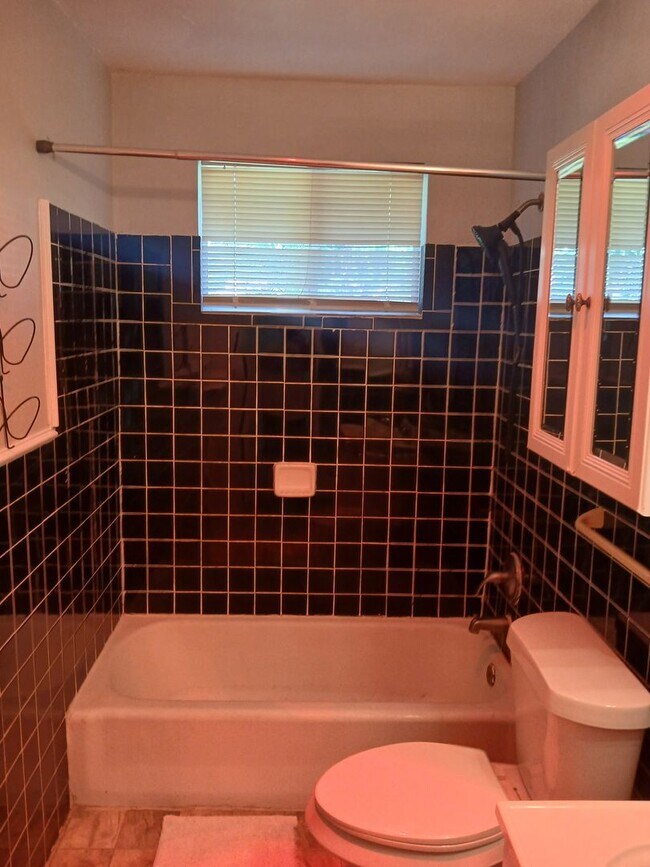 Building Photo - 4 Bedrooms and 1 Bath Near Hwy 75 and Fore...