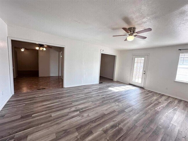 Building Photo - 208 Cherrywood Dr