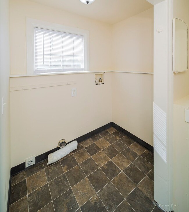 Building Photo - **Move-In Special** Charming 2bedroom, 1ba...