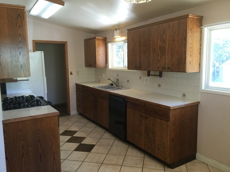 Building Photo - 215 NW Webb St