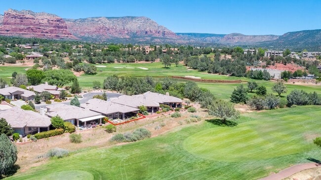 Building Photo - Open, light and bright, quiet Sedona Golf ...