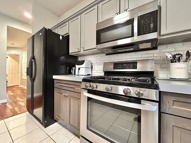 Building Photo - Cozy 3 Bed / 2 Bath Single-Story Home with Garage & Fenced Yard