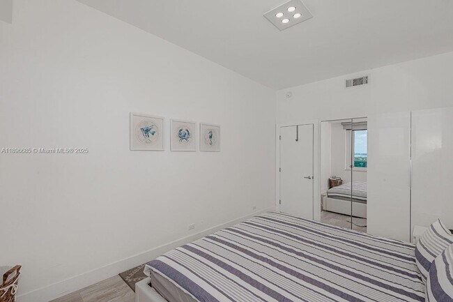 Building Photo - 2301 Collins Ave