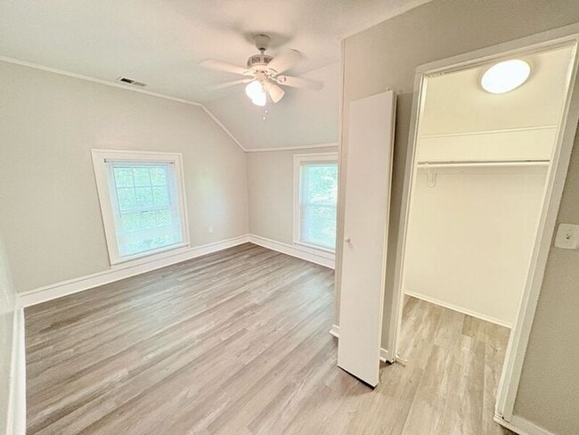 Building Photo - 533 Broadway St