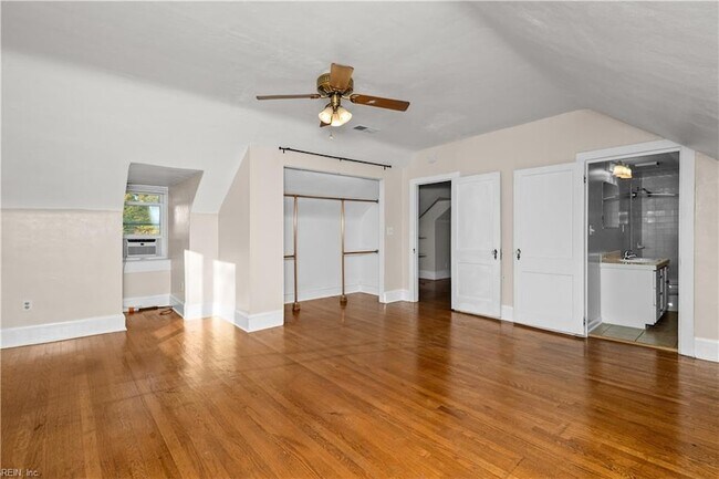 Building Photo - 3537 Buckingham St