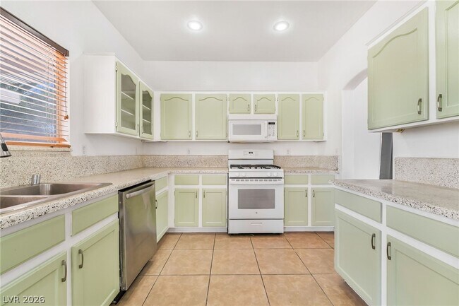 Building Photo - 1354 Silver Knoll Ave