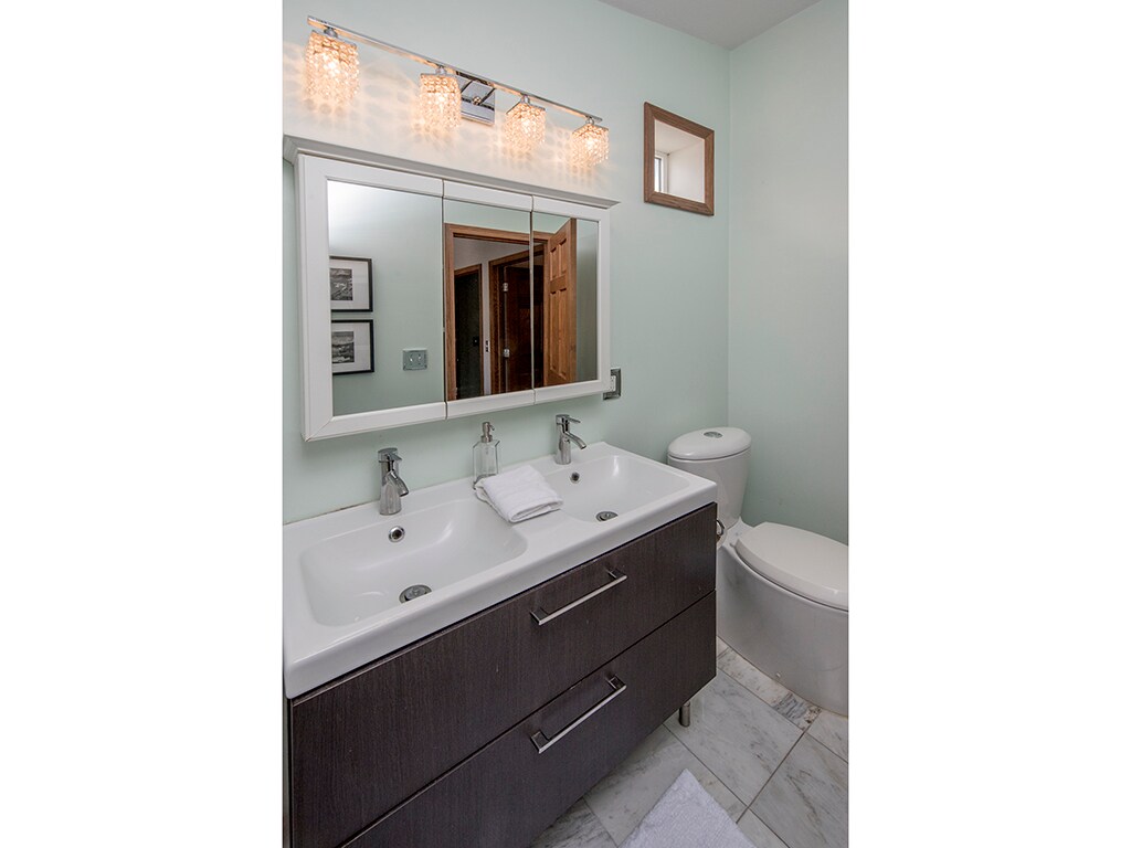 Upper Level bath - 961 18th Ave SE