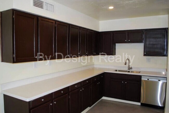 Building Photo - Recently Updated - 3 Bed 2 Bath - Large Ga...