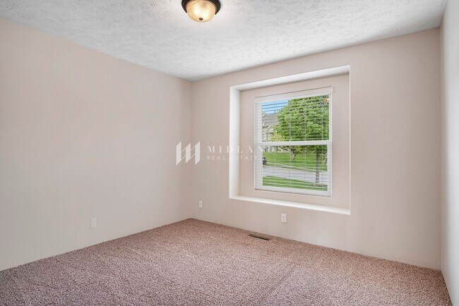 Building Photo - Ranch Townhome in Shadow View