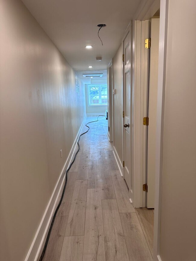 Building Photo - 824 E High St