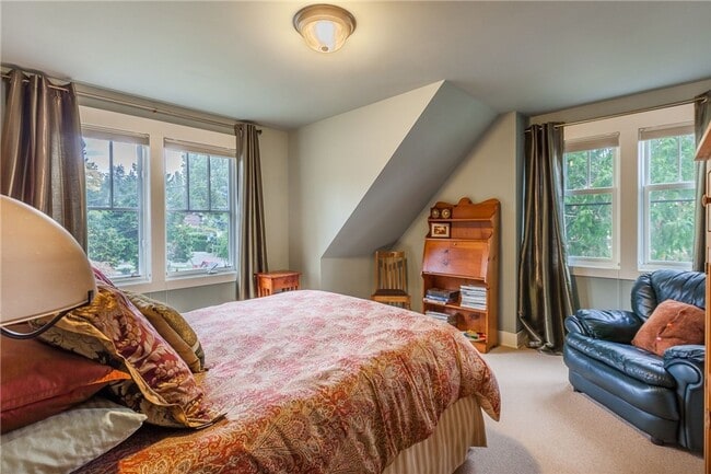 Building Photo - Meticulously designed Craftsman in North Beach with private beach access.