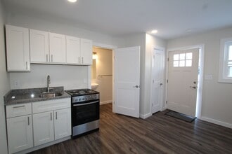 Building Photo - Beautifully remodeled and completed effici...