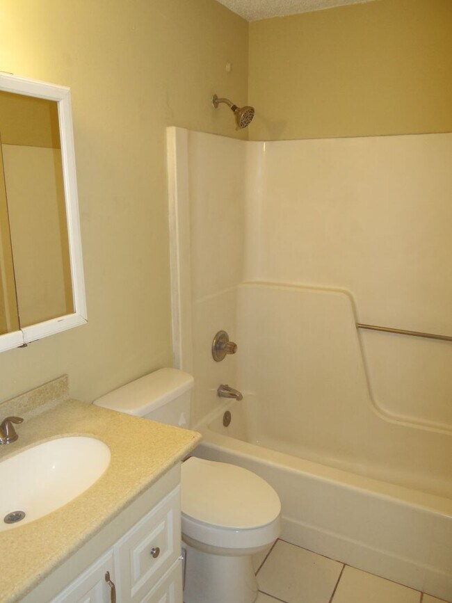 Building Photo - 2/1 rental - 1/2 price rent special