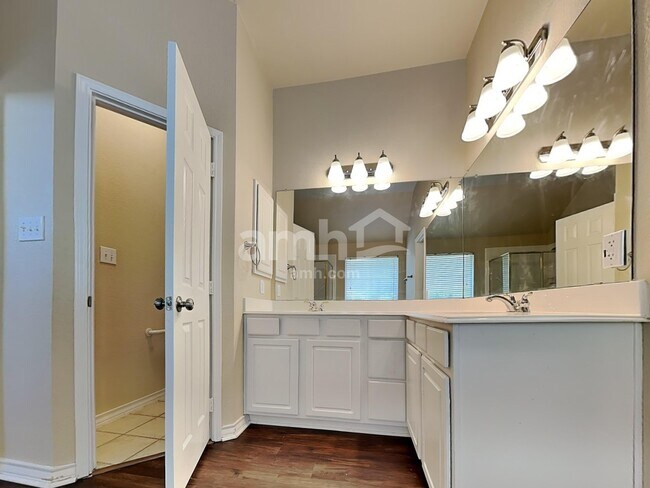 Building Photo - 989 Dogwood Ln