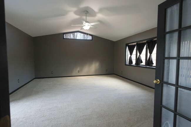 Building Photo - 55 Fairoaks Dr
