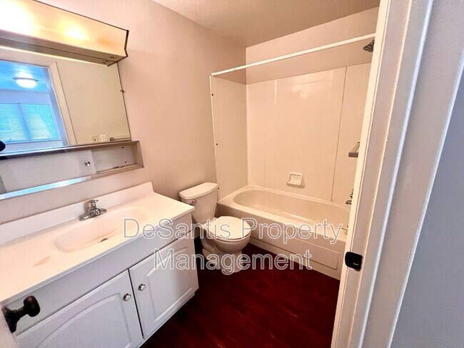 Building Photo - 405 Lunar Ln