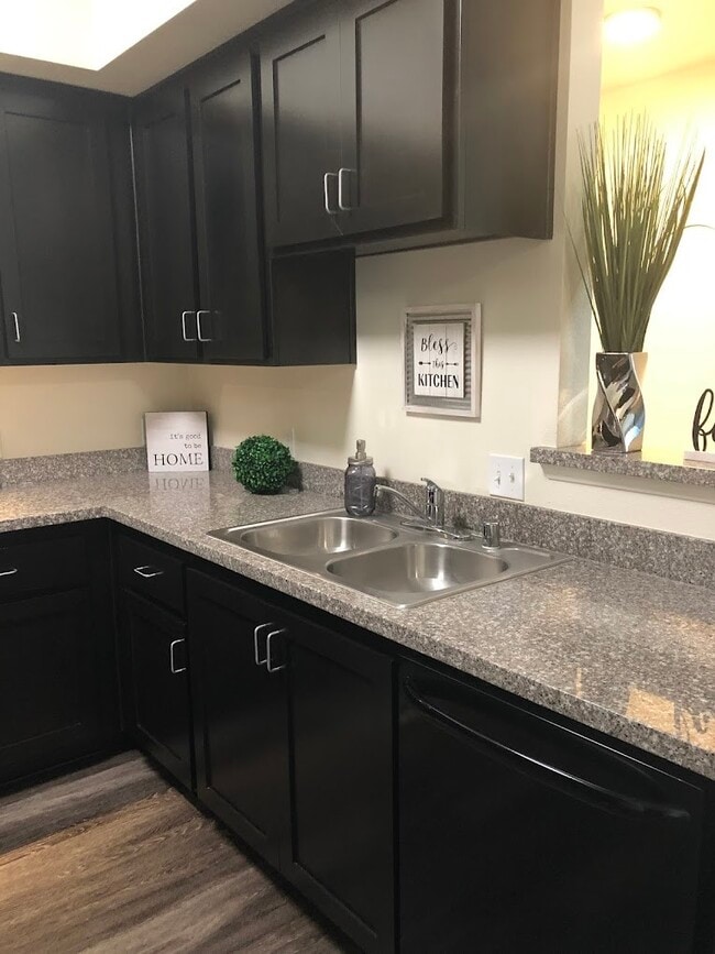 Building Photo - 200 E 10th St