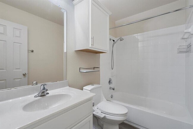 Building Photo - 2044 Nestlewood Dr