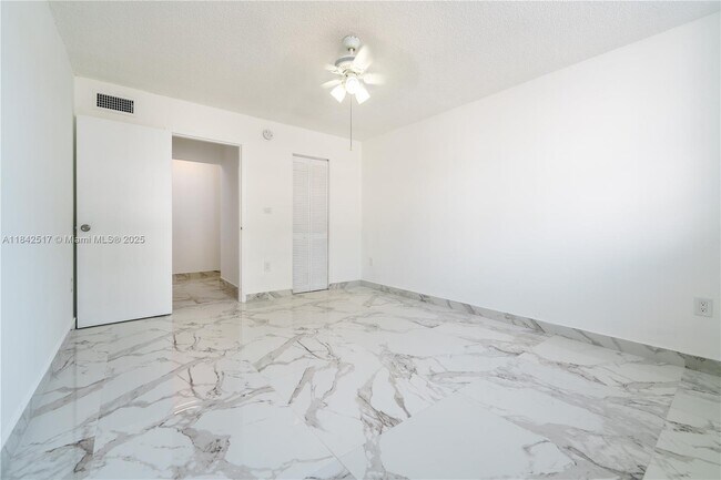 Building Photo - 720 Collins Ave