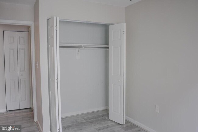 Building Photo - 8622 Village Square Dr