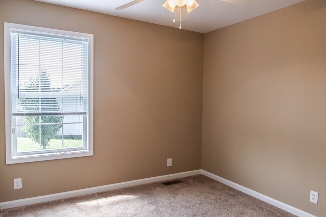 Building Photo - Pet Friendly Three Bedroom with Bonus!