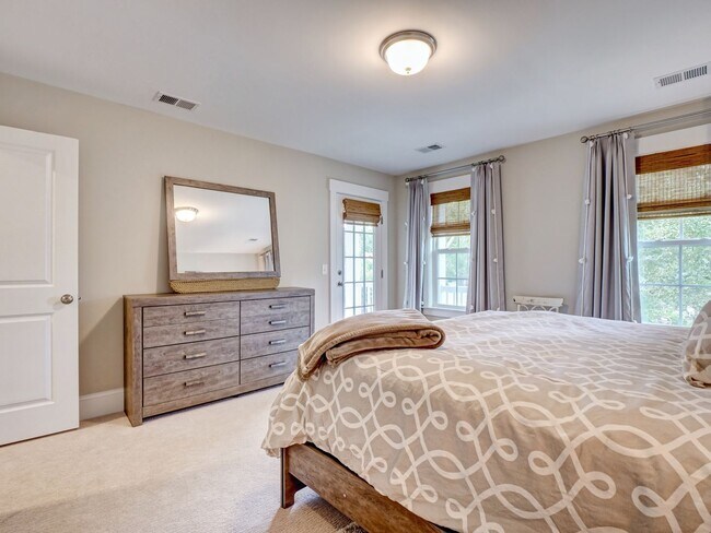 Building Photo - Charming 4 Bedroom Cottage Available in Og...