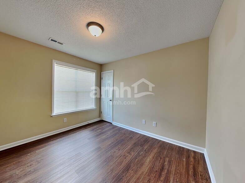 Building Photo - 100 Creekbank Ct