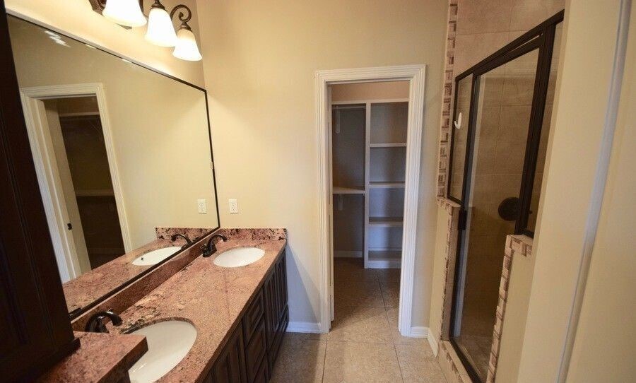 Building Photo - 1919 W Ventura Dr