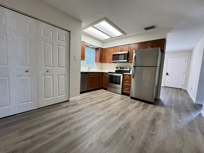 Building Photo - 2900 Shore Dr