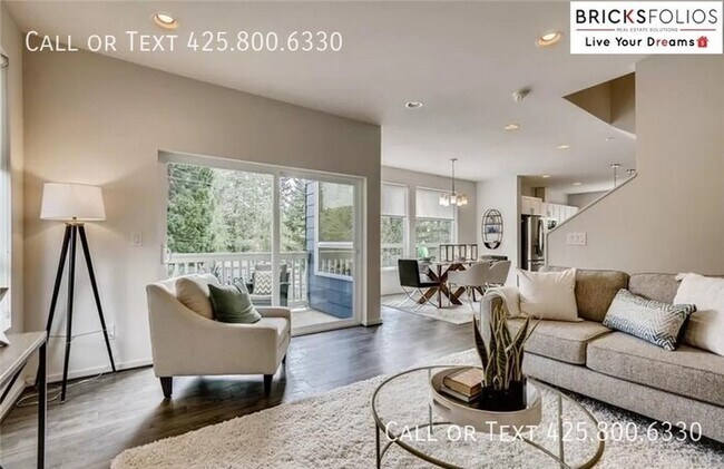 Building Photo - Stunning Three-Story Townhome in Lynnwood, WA