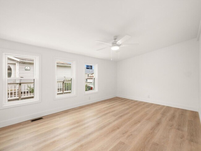 Building Photo - 36999 Blue Bill Dr