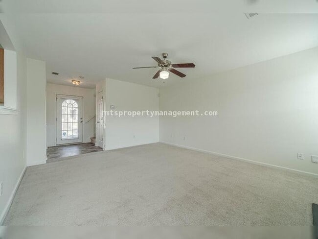 Building Photo - Spacious 4 bedroom 2.5 bath