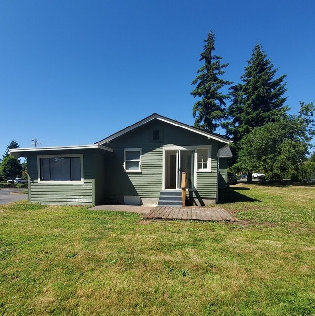 Building Photo - 2 Bedroom, 1 Bathroom Home with a Den for ...