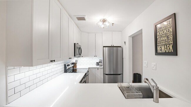 Building Photo - 228 Monroe St