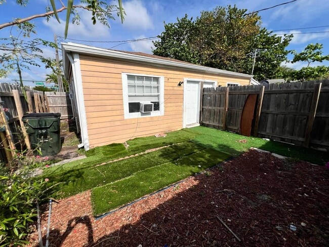 Building Photo - 701 N J St