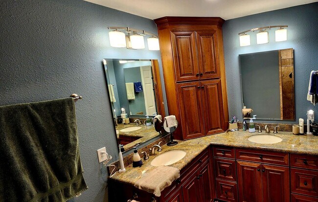 Building Photo - Nicely updated home in 45+ Active Adult Community of Leisure World. Available April 1st, 2026 to ...