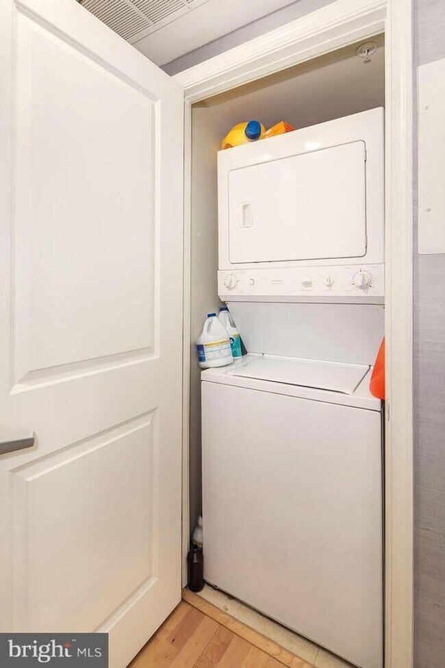 Building Photo - Available Now! Logan Circle! High End, 2 B...
