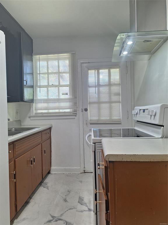 Building Photo - 2215 E 2nd St